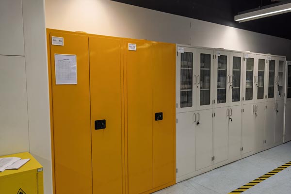 實驗室?；吩撛趺垂芾?/></p><p>　　<strong>三、?；穬Υ媾c防護(hù)</strong></p><p>　　1. 專用儲存設(shè)施</p><p>　　危化品必須存放在專用的儲存柜或倉庫內(nèi)，且應(yīng)符合安全規(guī)定。儲存設(shè)施應(yīng)具備通風(fēng)、防爆、防火、防雷、報警及滅火等安全設(shè)施，并根據(jù)?；返姆N類和性質(zhì)進(jìn)行分類存放，保持必要的安全距離。強(qiáng)酸、強(qiáng)堿等腐蝕性物質(zhì)及易燃易爆氣體應(yīng)上鎖管理，由專人保管。</p><p>　　2. 定期檢查與維護(hù)</p><p>　　定期對儲存設(shè)施進(jìn)行檢查，確保其完好無損，安全設(shè)施有效運行。對于發(fā)現(xiàn)的問題，應(yīng)及時整改，確保儲存環(huán)境的安全可靠。</p><p>　　<strong>四、危化品使用與操作</strong></p><p>　　1. 嚴(yán)格使用審批</p><p>　　?；返氖褂脩?yīng)經(jīng)過嚴(yán)格的審批程序，確保使用人員具備相應(yīng)的資質(zhì)和技能。領(lǐng)用?；窌r，應(yīng)詳細(xì)記錄領(lǐng)用數(shù)量、用途及去向，確?？勺匪菪浴?/p><p>　　2. 規(guī)范操作流程</p><p>　　制定詳細(xì)的操作規(guī)程，明確?；返恼_使用方法和注意事項。使用人員應(yīng)嚴(yán)格遵守操作規(guī)程，佩戴必要的個人防護(hù)裝備，如實驗服、口罩、手套等。</p><p>　　3. 應(yīng)急處理與救援</p><p>　　制定應(yīng)急預(yù)案，并定期進(jìn)行演練，提高應(yīng)急處理能力和救援效率。實驗室應(yīng)配備必要的應(yīng)急救援器材和設(shè)備，如滅火器、洗眼器、急救藥箱等，確保在緊急情況下能夠及時應(yīng)對。</p><p>　　<strong>五、?；窂U棄與處置</strong></p><p>　　1. 分類收集與儲存</p><p>　　實驗過程中產(chǎn)生的?；窂U棄物應(yīng)按照種類進(jìn)行分類收集與儲存，嚴(yán)禁混放。廢棄物應(yīng)存放在專用的收集容器中，并貼上明顯的標(biāo)識。</p><p>　　2. 專業(yè)處置與排放</p><p>　　?；窂U棄物應(yīng)交由具有資質(zhì)的專業(yè)機(jī)構(gòu)進(jìn)行處置，嚴(yán)禁隨意傾倒或排放。在排放前，應(yīng)經(jīng)過環(huán)境監(jiān)測部門的鑒定，確保其不會對環(huán)境造成損害。</p><p>　　<strong>六、人員培訓(xùn)與教育</strong></p><p>　　1. 專業(yè)知識培訓(xùn)</p><p>　　定期對實驗室人員進(jìn)行危化品管理知識和操作技能的培訓(xùn)，提高其對?；诽匦缘恼J(rèn)識和了解，增強(qiáng)其安全意識和自我保護(hù)能力。</p><p>　　2. 應(yīng)急演練與考核</p><p>　　定期組織應(yīng)急演練和考核活動，檢驗實驗室人員的應(yīng)急處理能力和救援效率。對于考核不合格的人員，應(yīng)進(jìn)行相應(yīng)的再培訓(xùn)或調(diào)整崗位。</p><p>　　<strong>七、結(jié)語</strong></p><p>　　實驗室?；吩撛趺垂芾?？實驗室?；饭芾硎且豁棌?fù)雜而重要的工作，需要實驗室全體人員共同努力和配合。通過建立健全管理制度、加強(qiáng)儲存與防護(hù)、規(guī)范使用與操作、做好廢棄與處置以及提高人員培訓(xùn)與教育等措施，可以有效降低危化品的安全隱患，為實驗室的安全運行提供有力保障。希望本文能夠為實驗室危化品管理的專業(yè)人士提供有益的參考和借鑒。</p>	</div>




<div>  </div>

        <div>
				<b>上一篇：</b><a href=